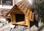 鋭角的な屋根で山小屋のような雰囲気のログタイプの犬小屋です。